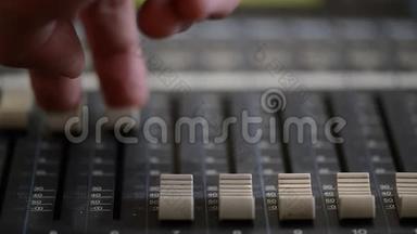用类似的声音混合器工作。 专业音频混合控制台收音机和电视广播
